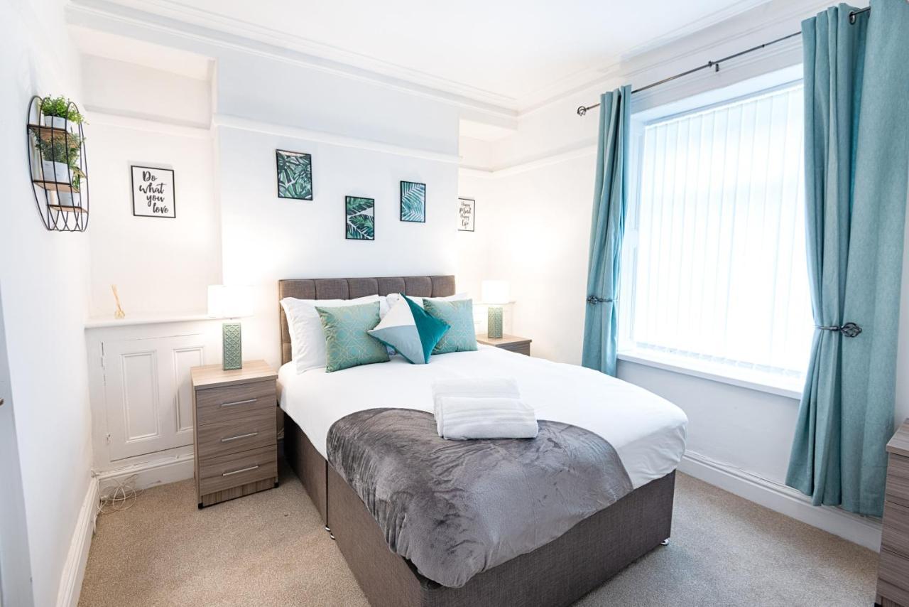 Working In Swansea, 4 Bedrooms, Parking Swansea
